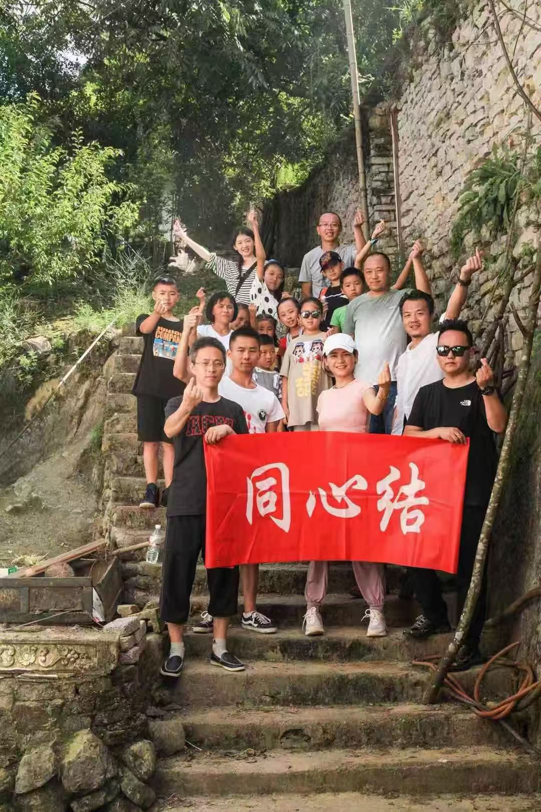 同心结志愿者与孩子们的合照